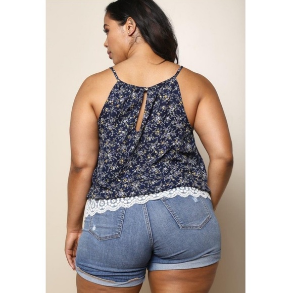 🆕🌸 Floral Laced & Embroidered Hem Top - Picture 5 of 8